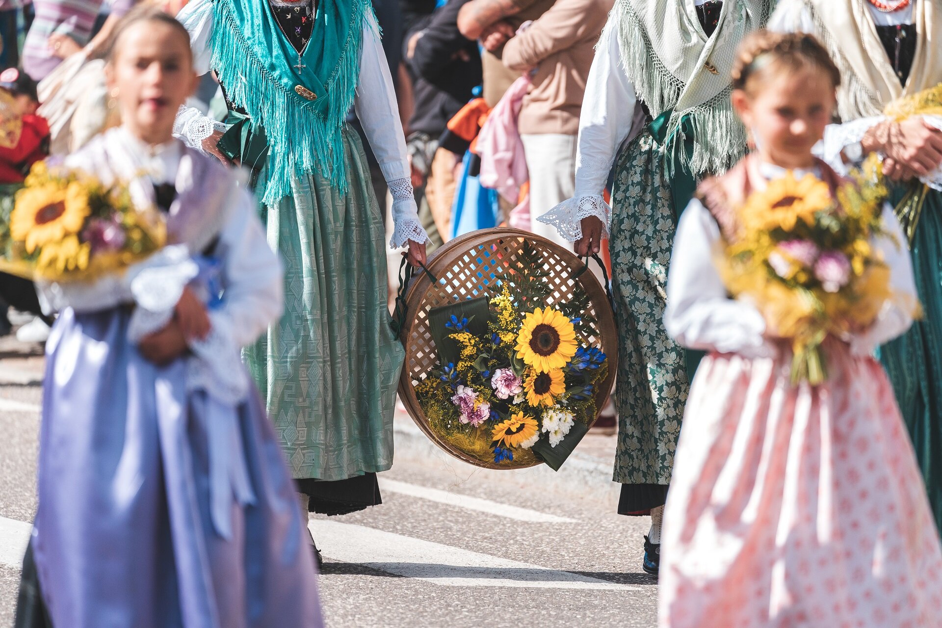 Decorazioni floreali tipiche del folklore ladino alla sfilata della Festà d'Istà a Canazei in Val di Fassa | © Patricia Ramirez  - Archivio Immagini ApT Val di Fassa
